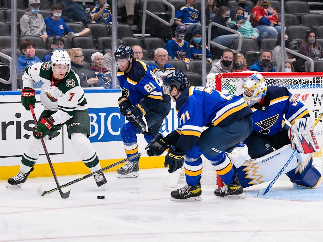 Nico Sturm kämpft um den Puck beim Spiel der Minnesota Wild gegen die Anaheim Ducks.