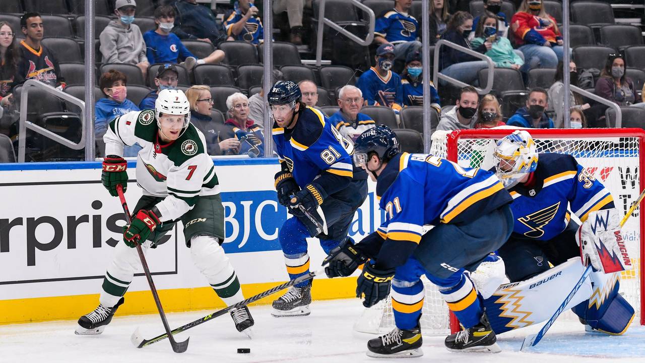 Nico Sturm kämpft um den Puck beim Spiel der Minnesota Wild gegen die Anaheim Ducks.