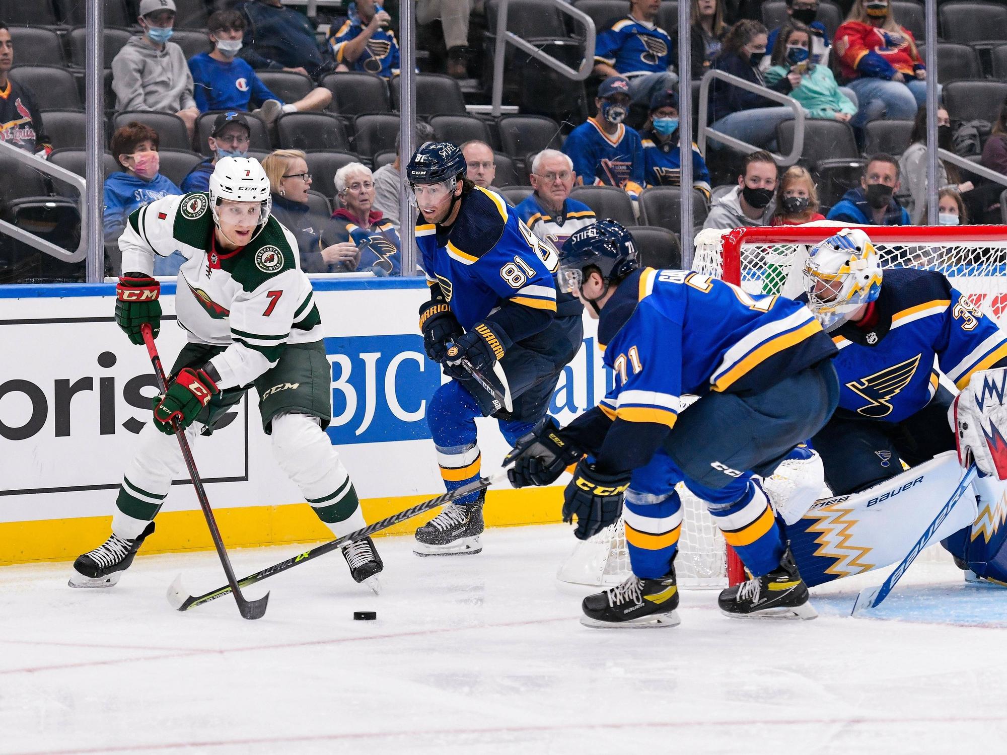 Nico Sturm kämpft um den Puck beim Spiel der Minnesota Wild gegen die Anaheim Ducks.