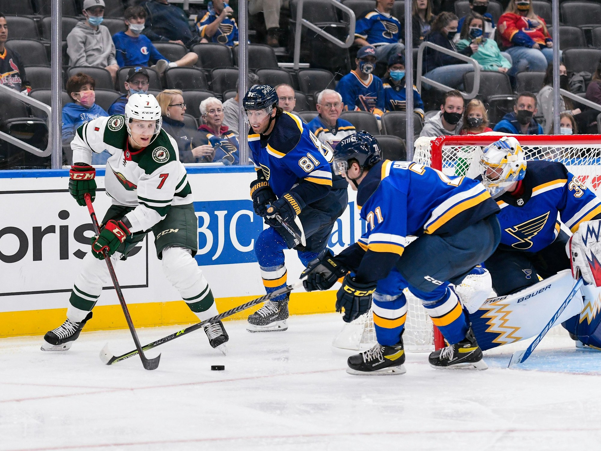 Nico Sturm kämpft um den Puck beim Spiel der Minnesota Wild gegen die Anaheim Ducks.