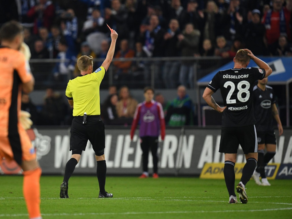 Schiedsrichter Christian Dingert zeigt Düsseldorfs Edgar Prib die Rote Karte,