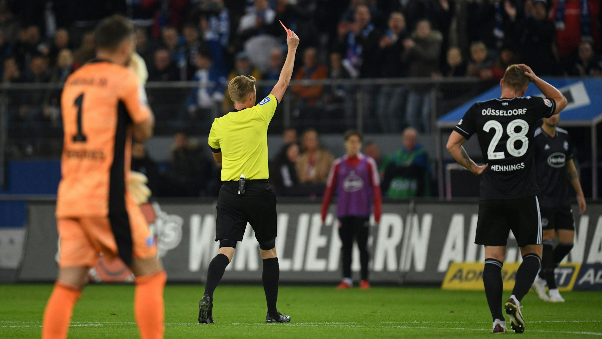 Schiedsrichter Christian Dingert zeigt Düsseldorfs Edgar Prib die Rote Karte,