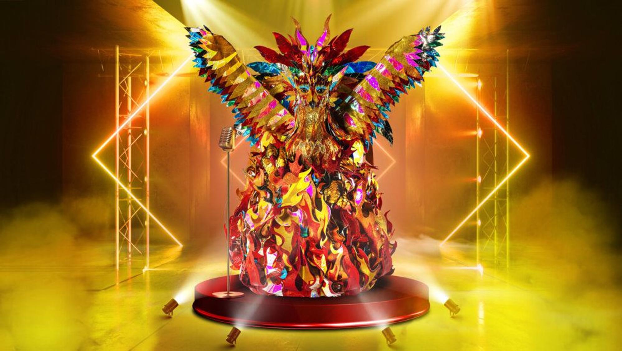 „The Masked Singer“ 2021: Der Phönix steht mit seinen leuchtenden und lodernden Flammen und Federn auf der Bühne.
