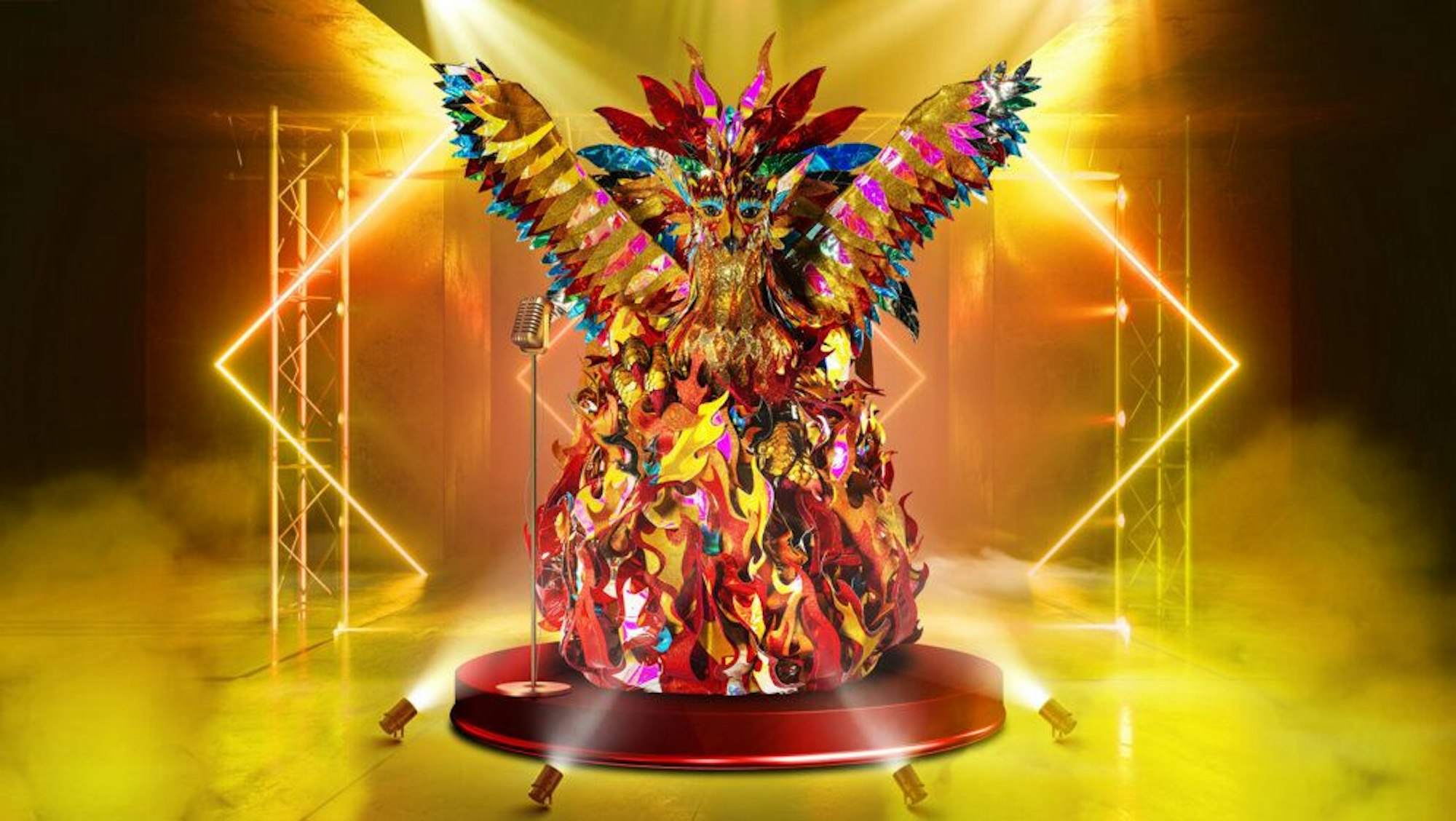 „The Masked Singer“ 2021: Der Phönix steht mit seinen leuchtenden und lodernden Flammen und Federn auf der Bühne.