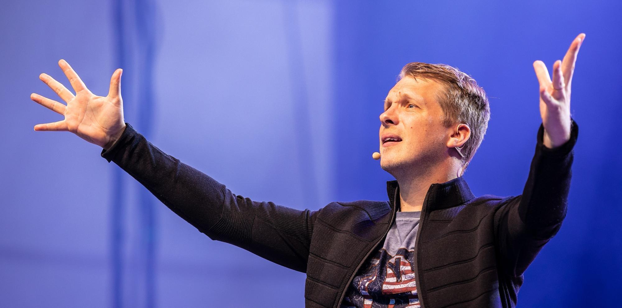 Comedian Oliver Pocher steht auf der Bühne und spricht zum Publikum.
