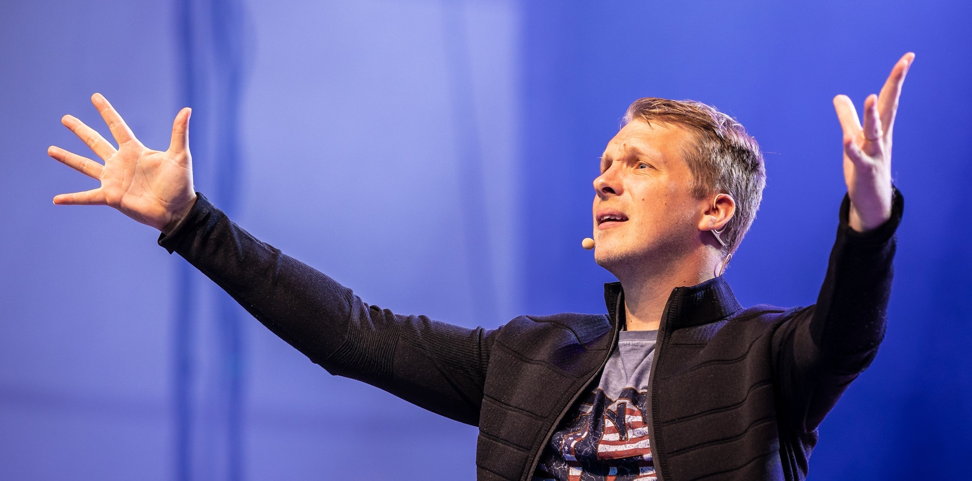 Comedian Oliver Pocher steht auf der Bühne und spricht zum Publikum.