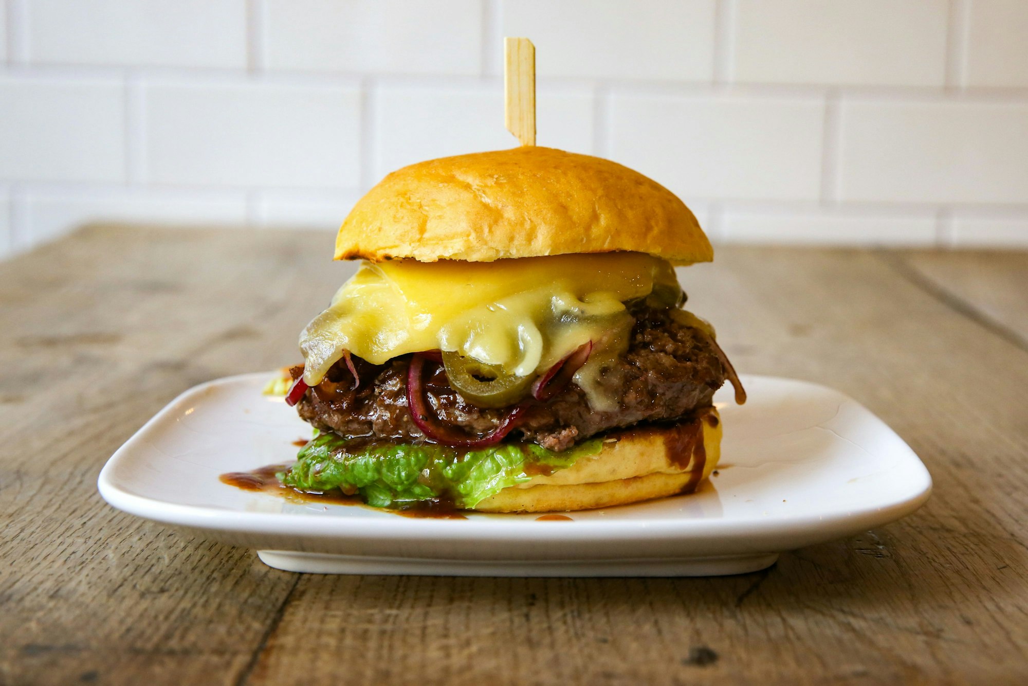 Ein BUrger auf einem teller