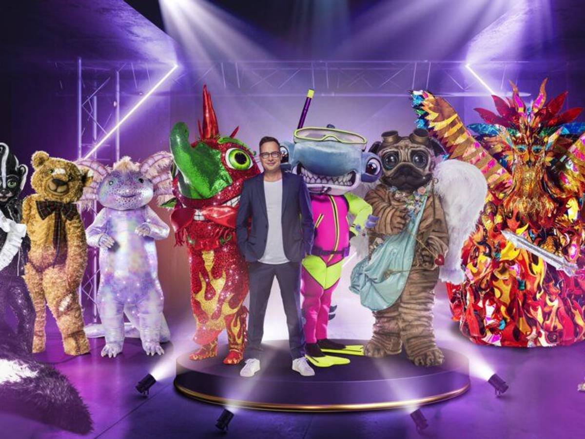 Der Moderator der Show „The Masked Singer“ Matthias Opdenhövel steht mit acht Masken auf der Bühne.