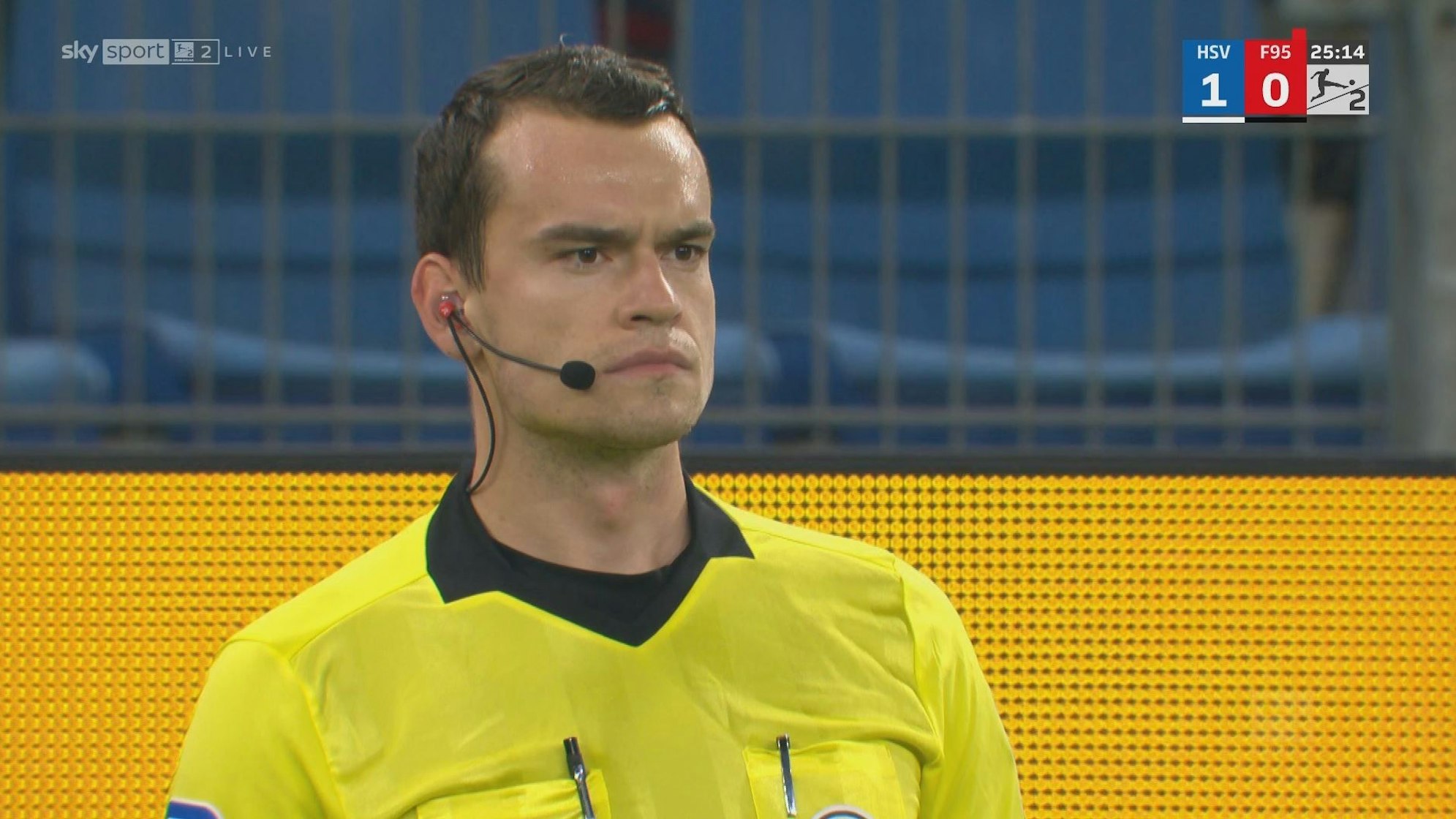 Linienrichter Richard Hempel steht beim Spiel zwischen dem HSV und Fortuna Düsseldorf am Spielfeldrand.