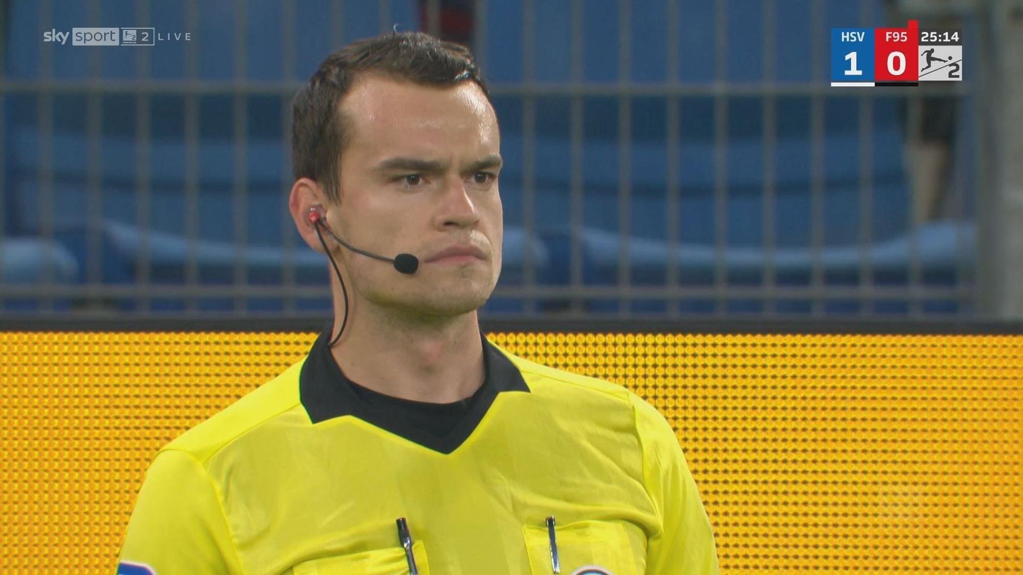 Linienrichter Richard Hempel steht beim Spiel zwischen dem HSV und Fortuna Düsseldorf am Spielfeldrand.