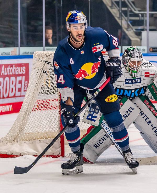 Trevor Parkes hat den Puck im Blick