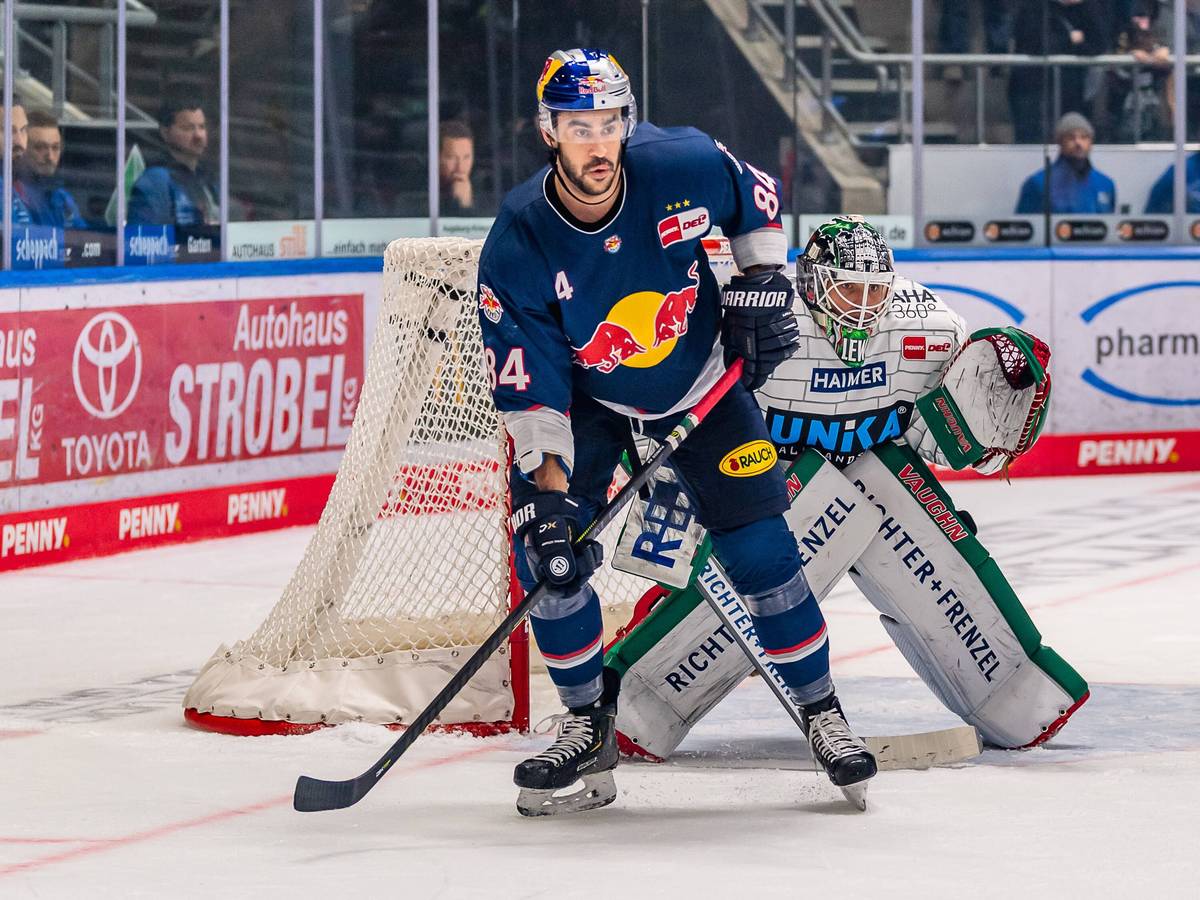 Trevor Parkes hat den Puck im Blick