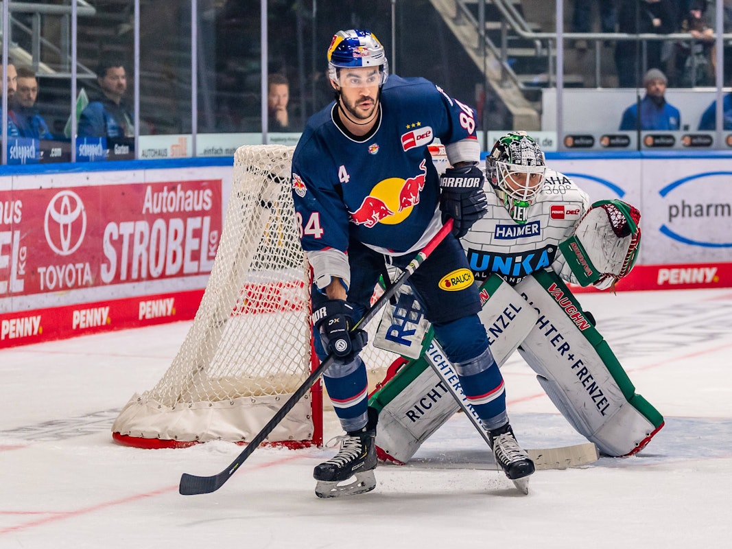 Trevor Parkes hat den Puck im Blick