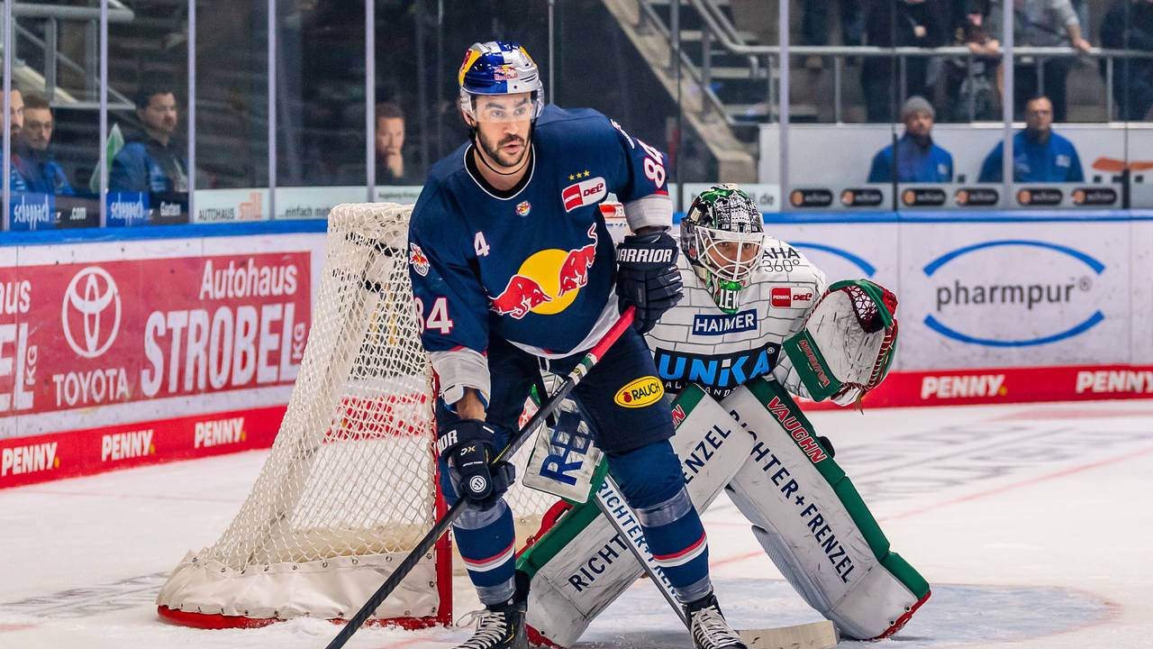 Trevor Parkes hat den Puck im Blick