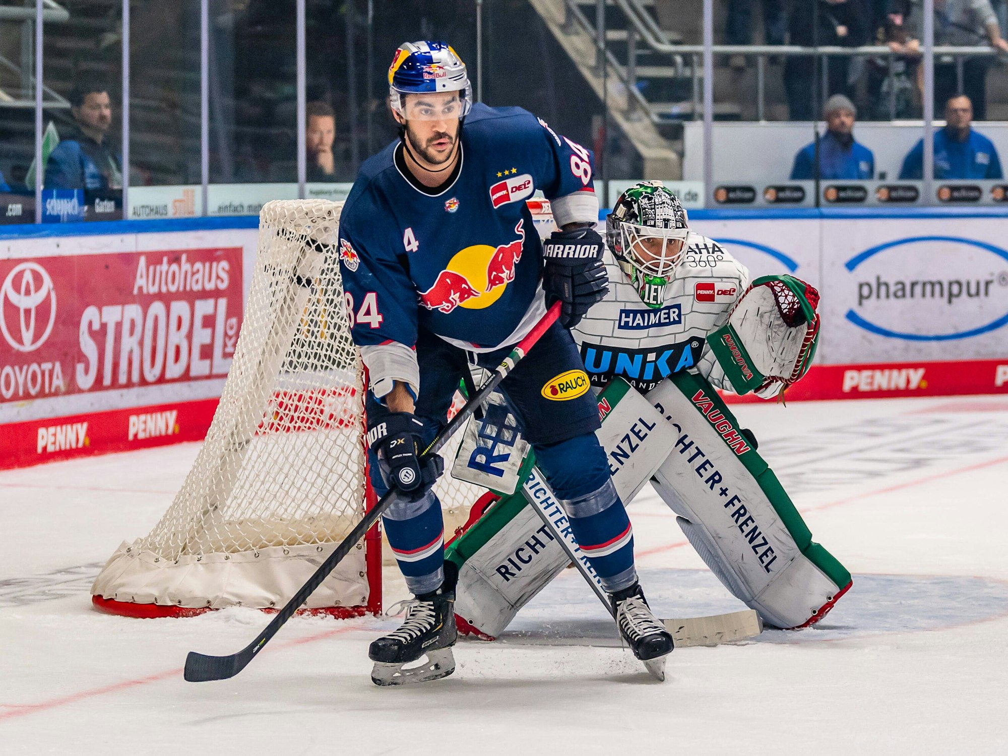 Trevor Parkes hat den Puck im Blick