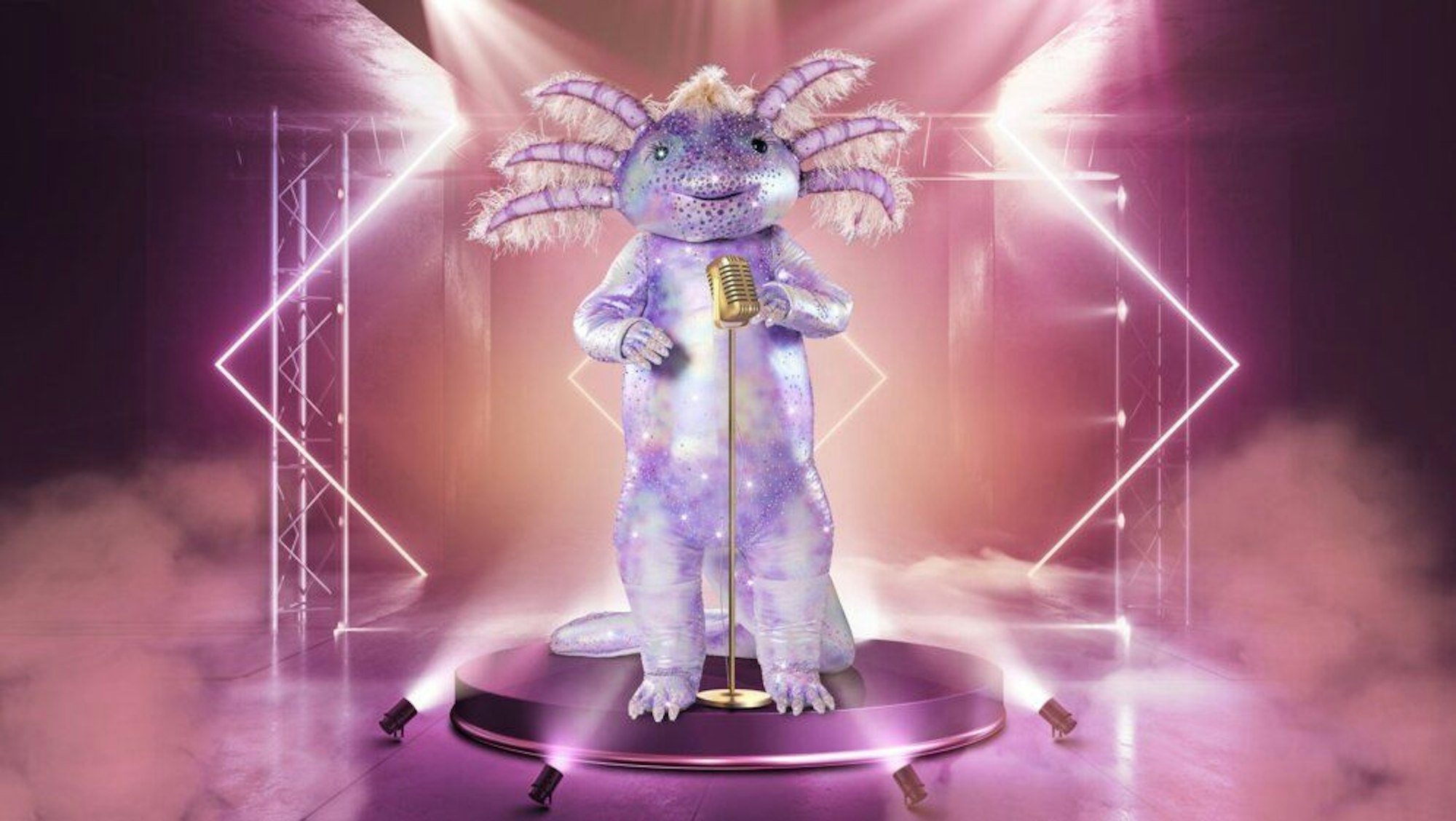 „The Masked Singer“ 2021: Das lila schimmernde Axolotl steht auf der Bühne.