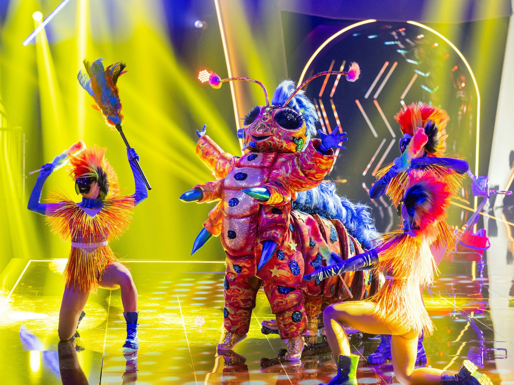 Die Figur „Die Raupe“ steht in der Prosieben-Show „The Masked Singer“ auf der Bühne.
