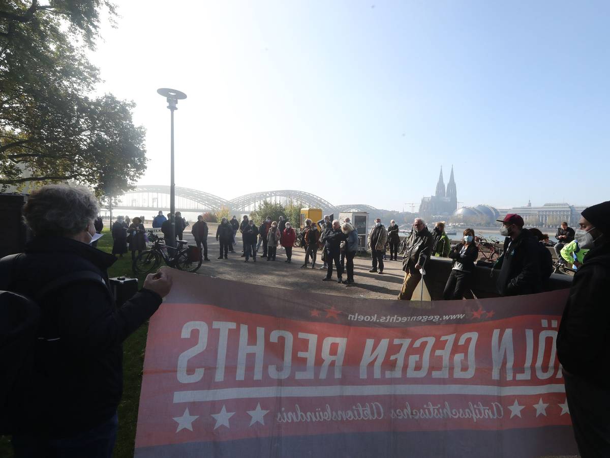 Mitglieder von „Köln gegen Rechts“ demonstrieren am Kölner Rheinufer.