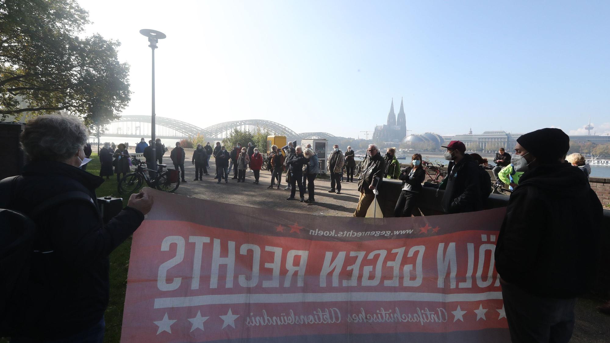 Mitglieder von „Köln gegen Rechts“ demonstrieren am Kölner Rheinufer.