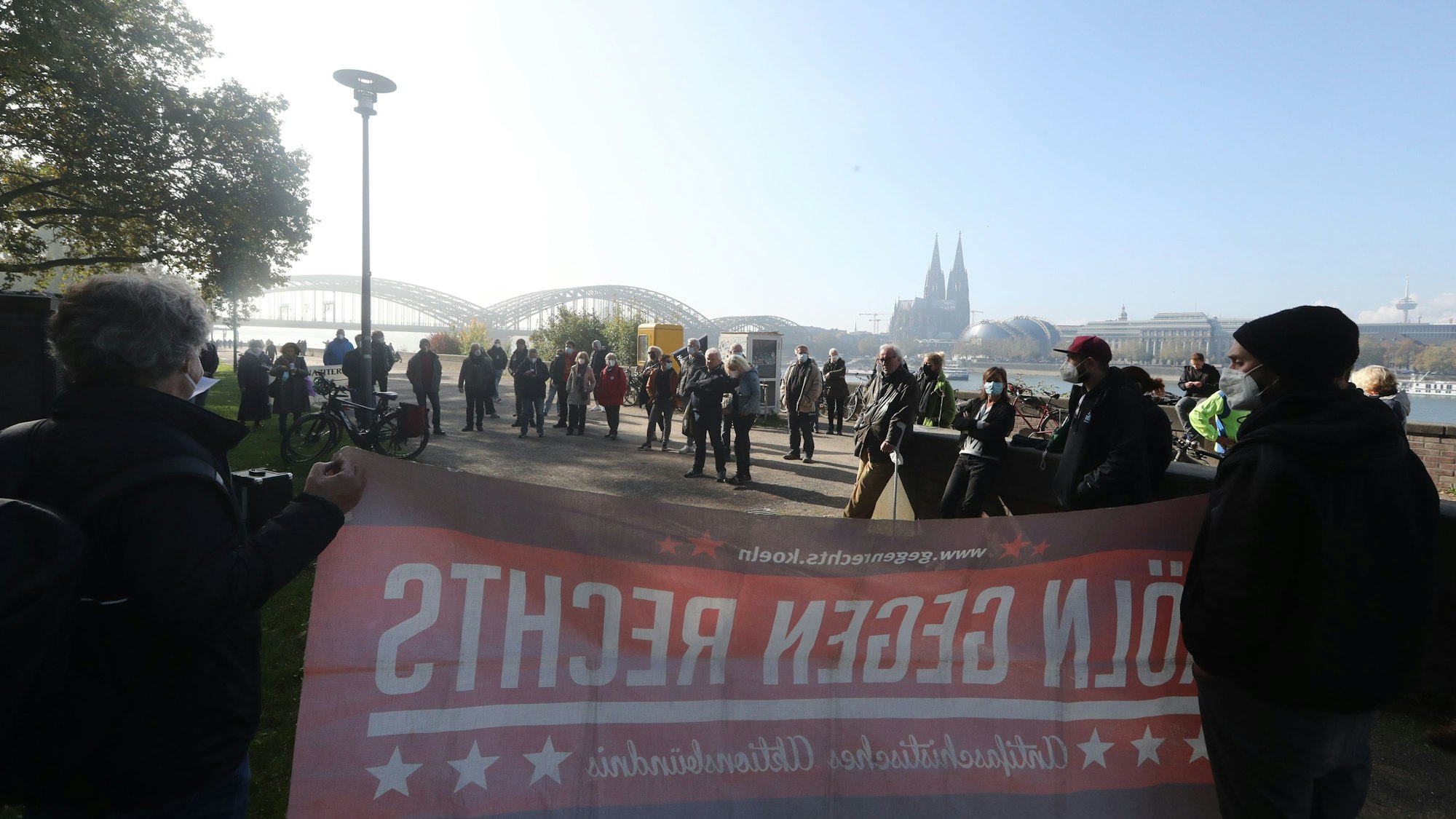 Mitglieder von „Köln gegen Rechts“ demonstrieren am Kölner Rheinufer.