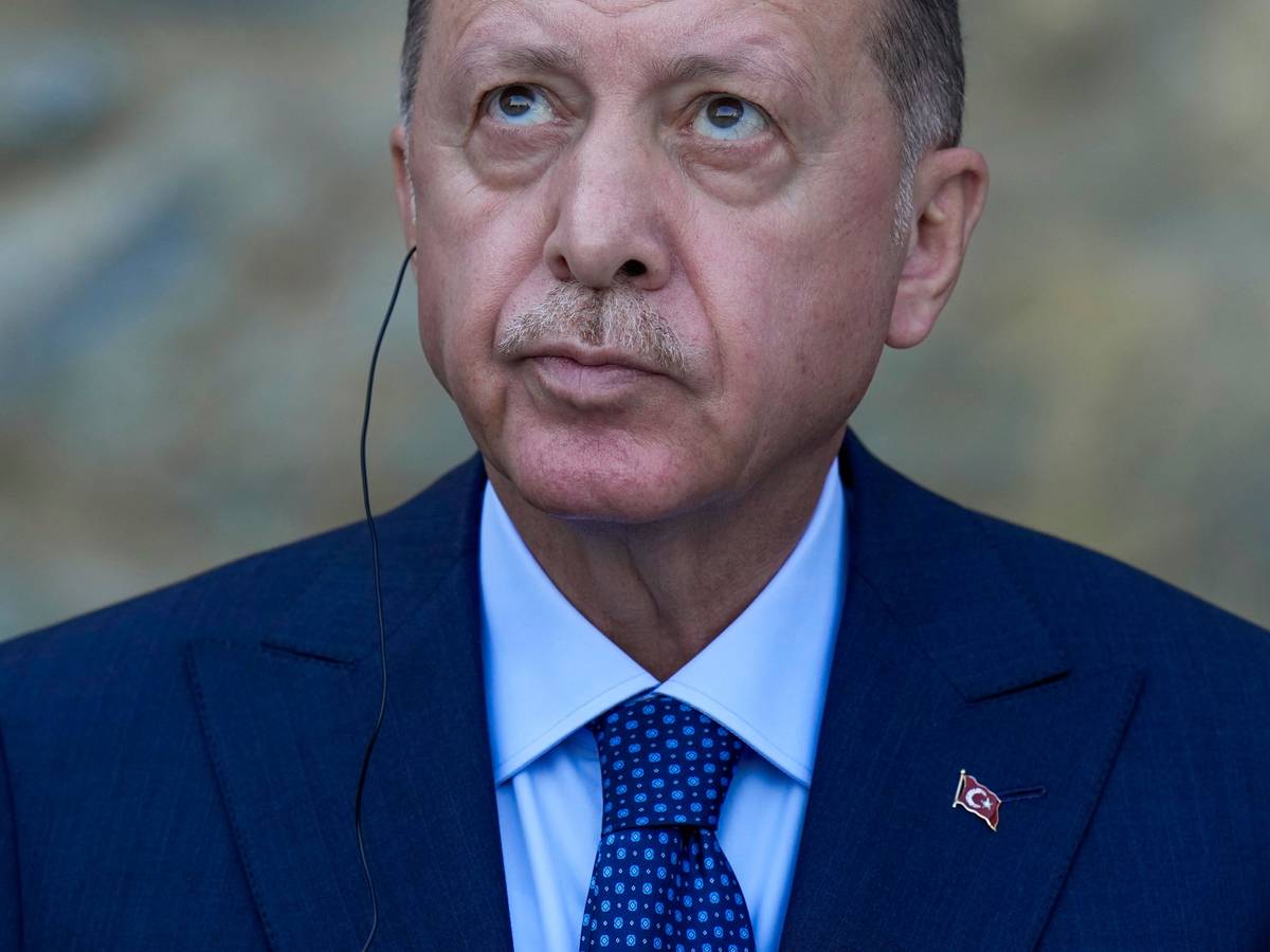 Recep Tayyip Erdogan schaut bei der Pressekonferenz mit Kanzlerin Angela Merkel am 16. Oktober 2021 skeptisch.