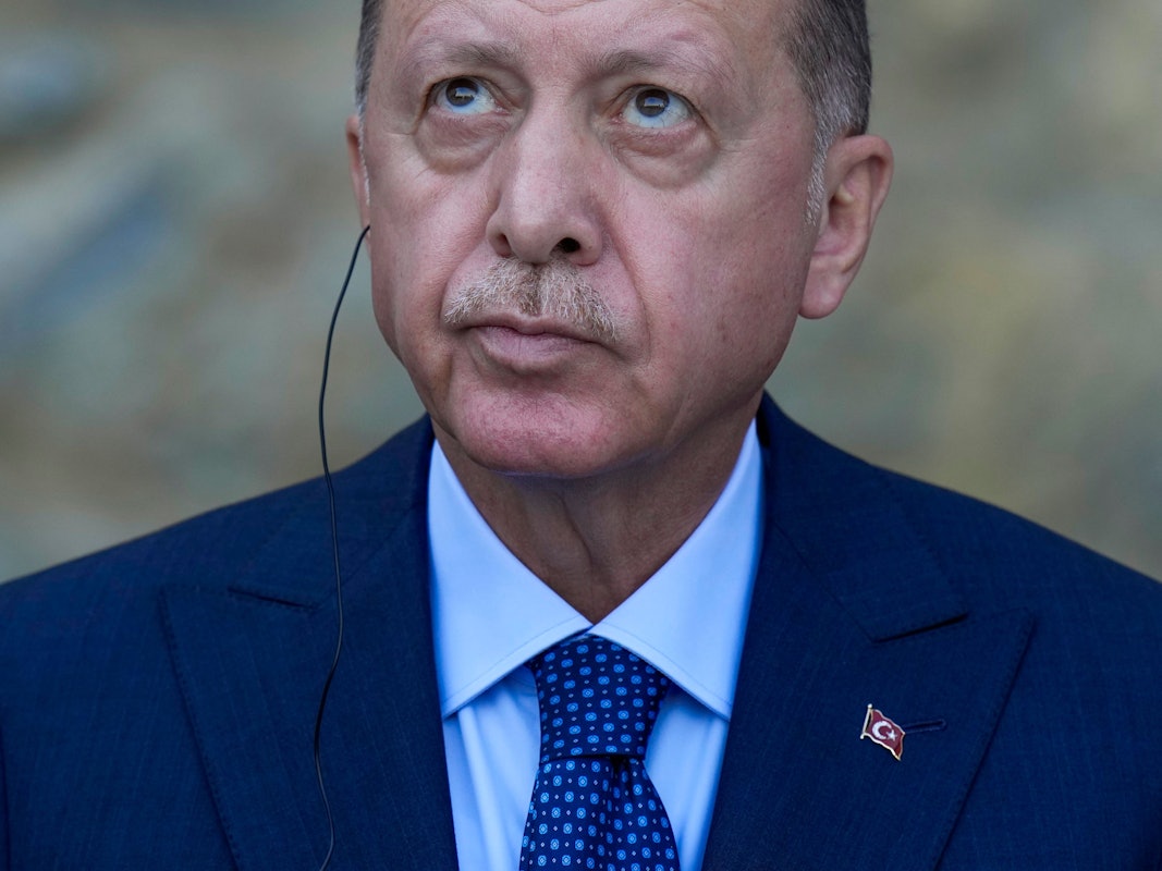 Recep Tayyip Erdogan schaut bei der Pressekonferenz mit Kanzlerin Angela Merkel am 16. Oktober 2021 skeptisch.