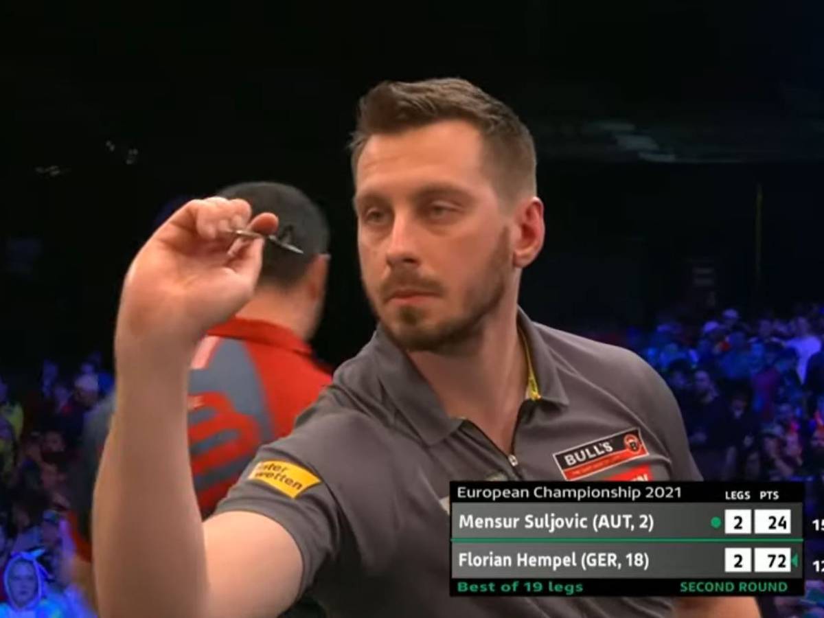 Darts-Profi Florian Hempel wirft im Spiel gegen Mensur Suljovic bei der EM in Salzburg einen Dartpfeil.