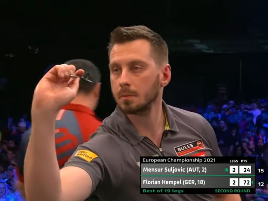 Darts-Profi Florian Hempel wirft im Spiel gegen Mensur Suljovic bei der EM in Salzburg einen Dartpfeil.