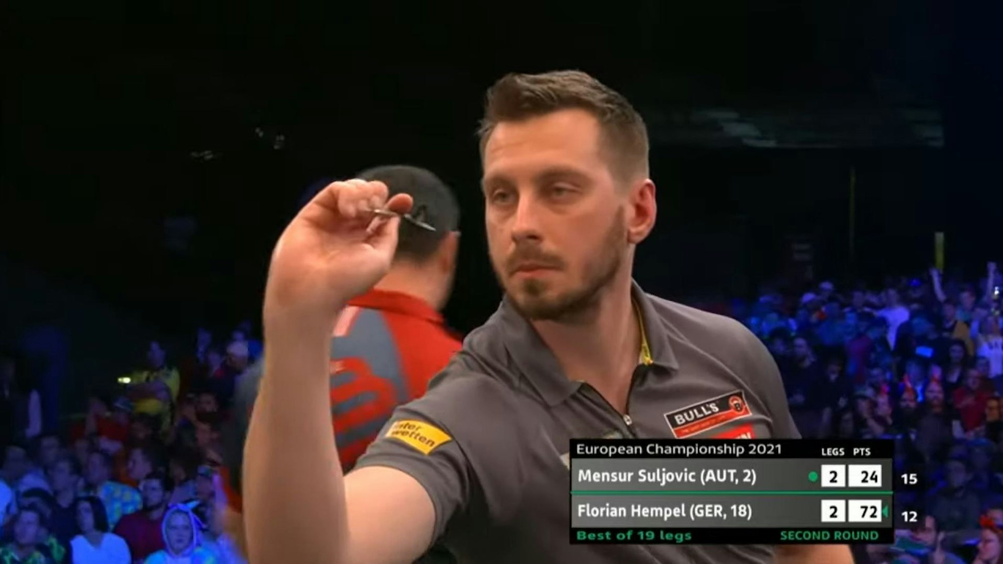 Darts-Profi Florian Hempel wirft im Spiel gegen Mensur Suljovic bei der EM in Salzburg einen Dartpfeil.