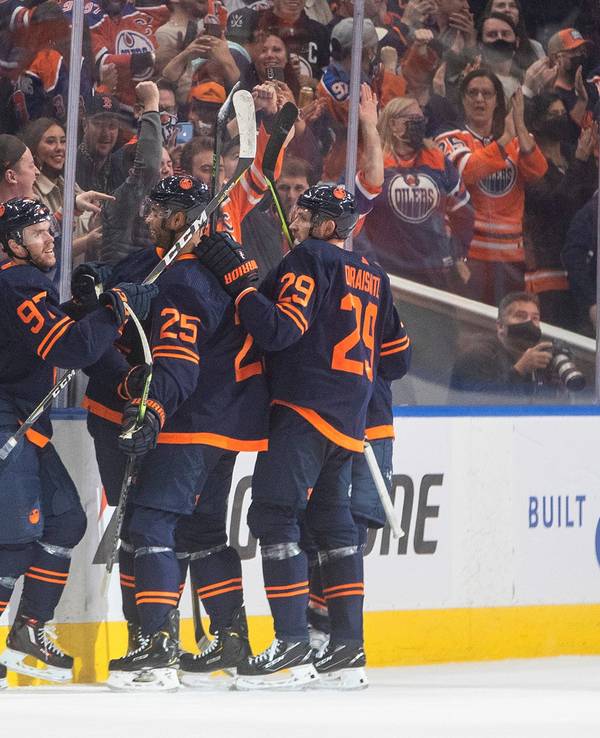 Leon Draisaitl jubelt mit Teamkollegen beim Seig der Edmonton Oilers.