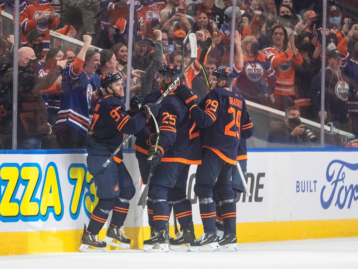 Leon Draisaitl jubelt mit Teamkollegen beim Seig der Edmonton Oilers.