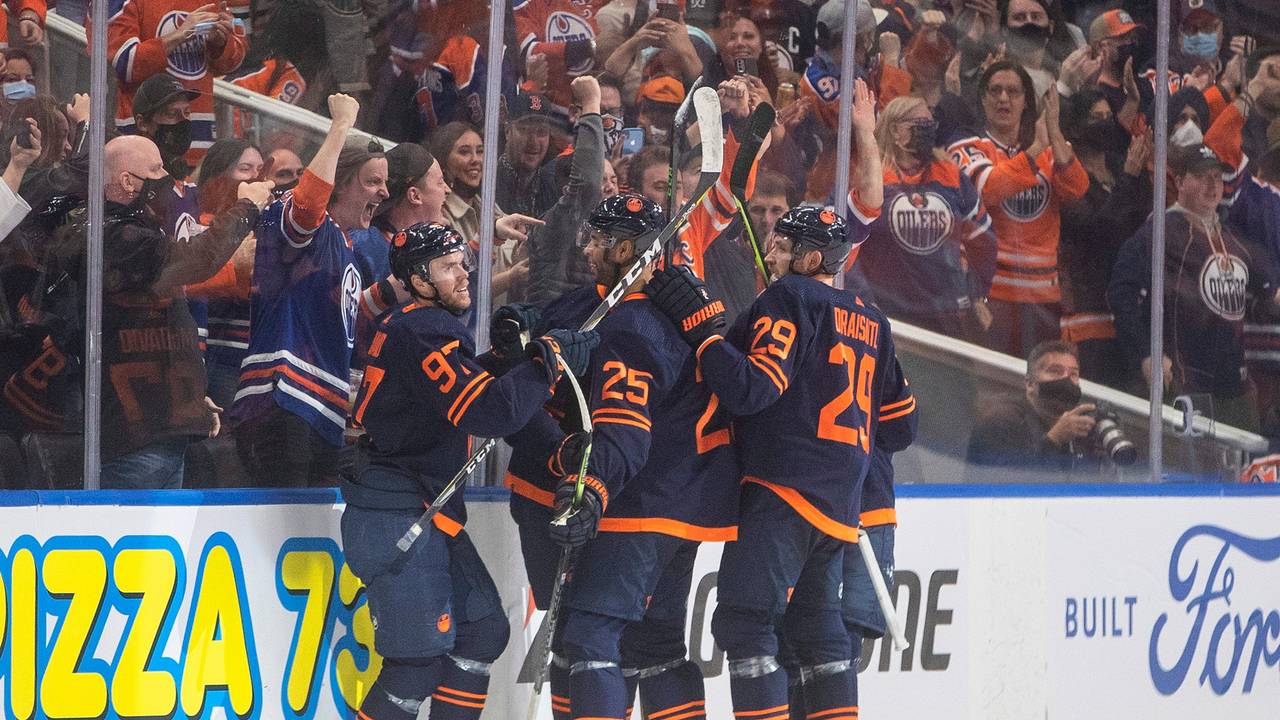 Leon Draisaitl jubelt mit Teamkollegen beim Seig der Edmonton Oilers.