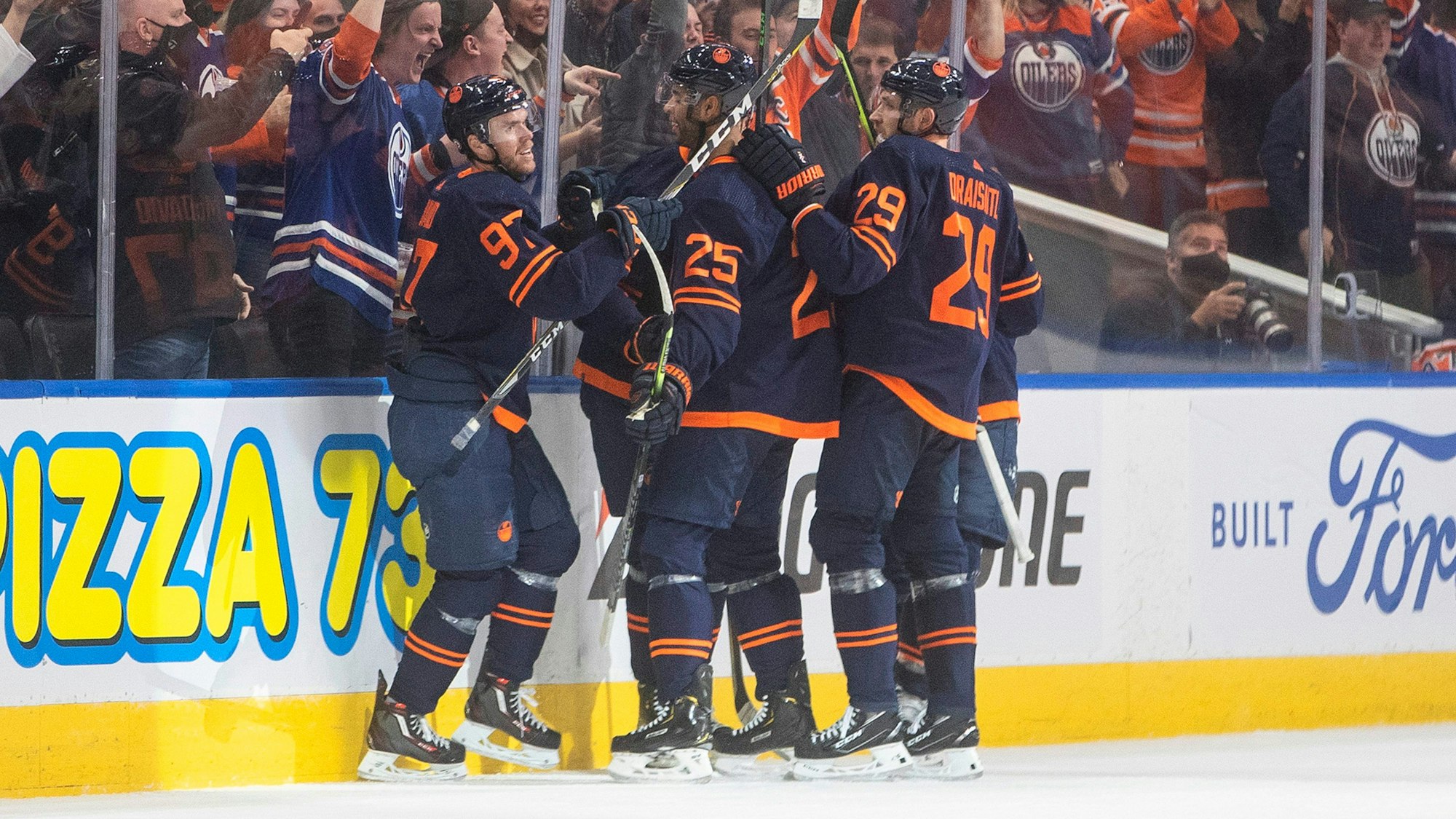 Leon Draisaitl jubelt mit Teamkollegen beim Seig der Edmonton Oilers.