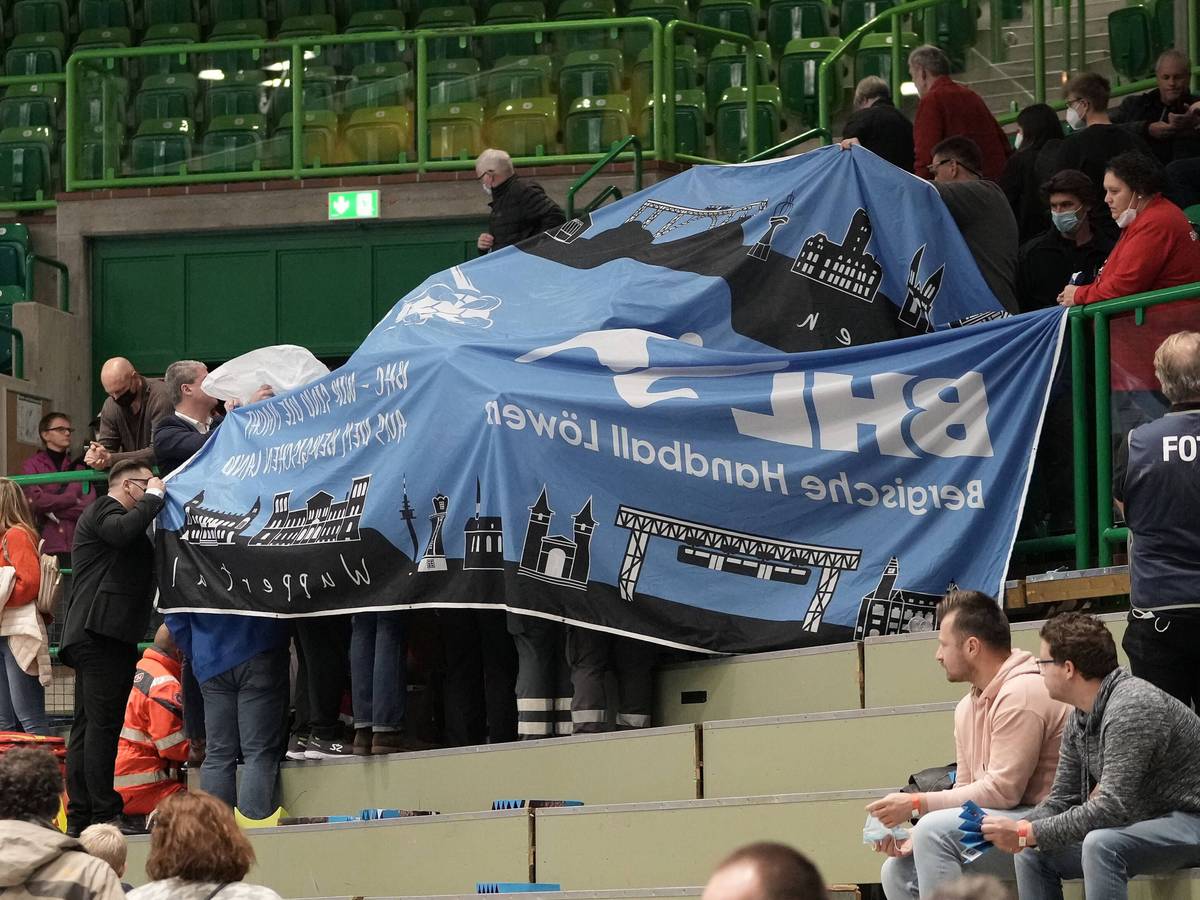 Sanitäter versorgen einen Fan beim Handball-Spiel zwischen dem Bergischen HC und der HSG Wetzlar auf der Tribüne