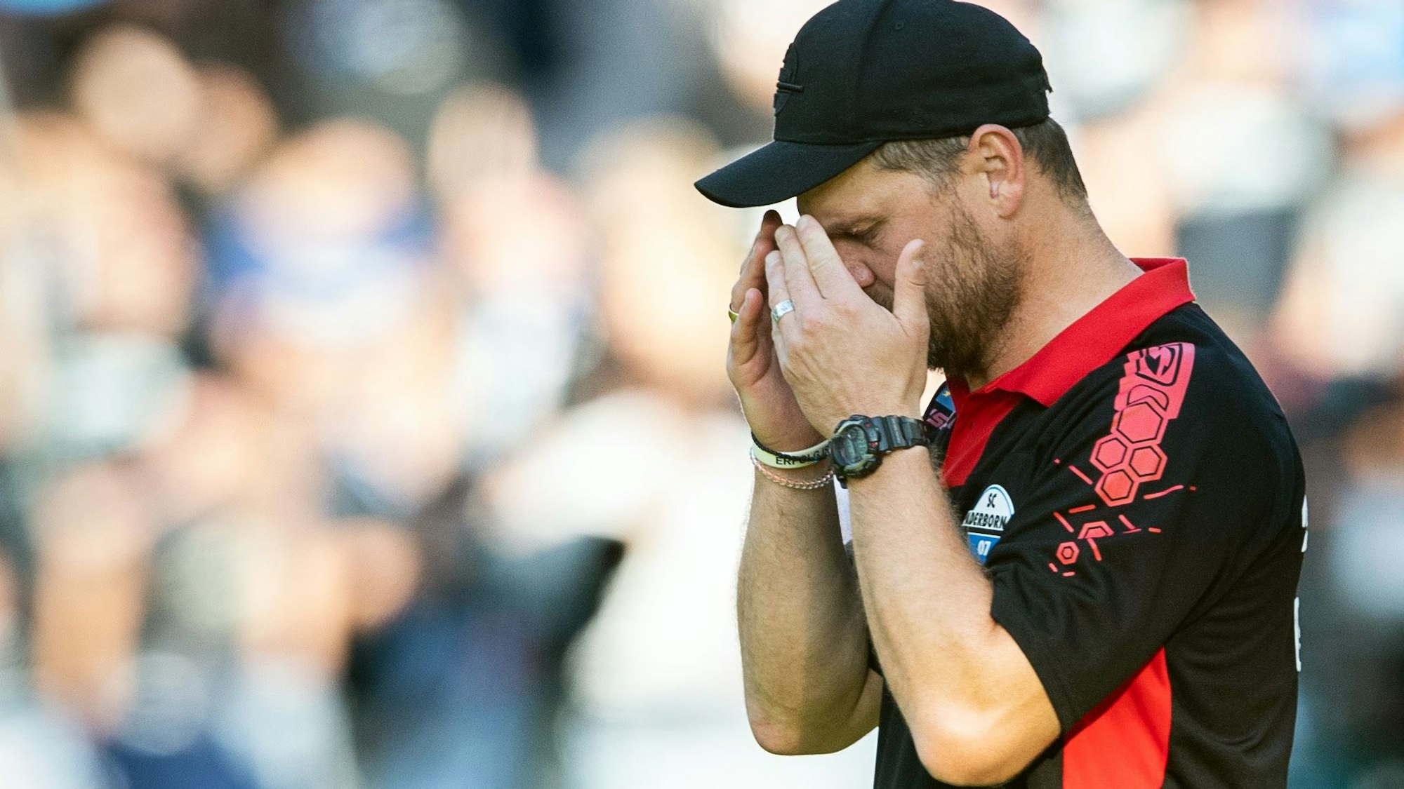 Steffen Baumgart vergräbt das Gesicht hinter seinen Händen.