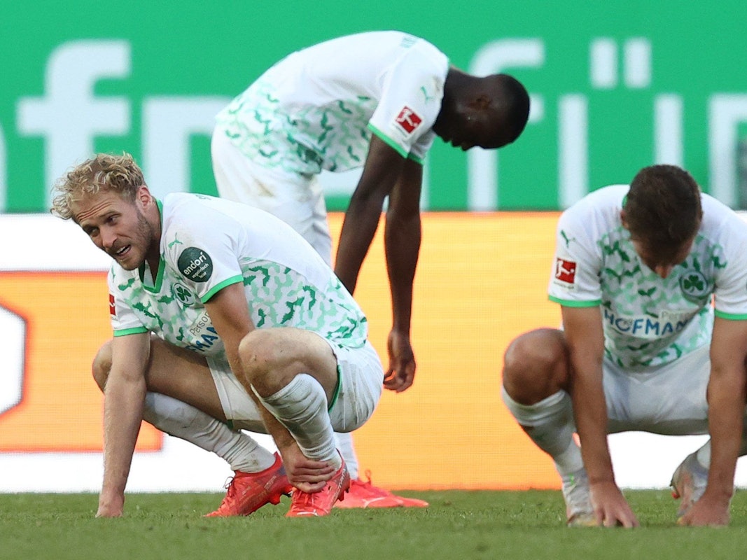 Die Spieler von Greuther Fürth gehen nach der Niederlage gegen den VfL Bochum auf die Knie.