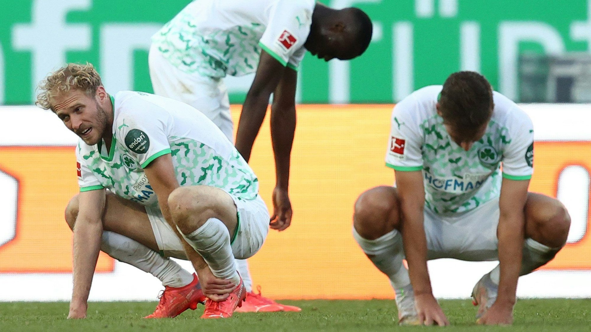 Die Spieler von Greuther Fürth gehen nach der Niederlage gegen den VfL Bochum auf die Knie.