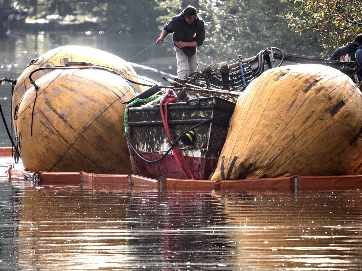 Mit Hebesäcken wird das gesunkene Fahrgastschiff „Moornixe“ an die Wasseroberfläche gehoben.
