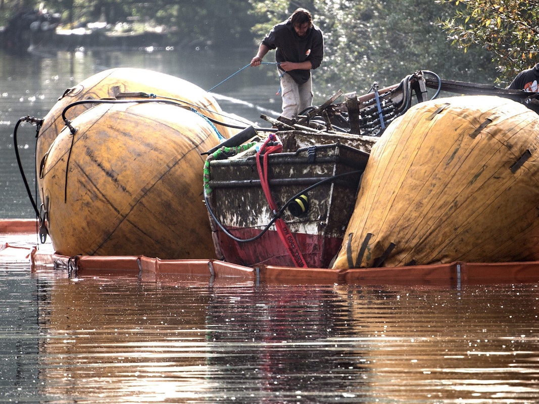 Mit Hebesäcken wird das gesunkene Fahrgastschiff „Moornixe“ an die Wasseroberfläche gehoben.