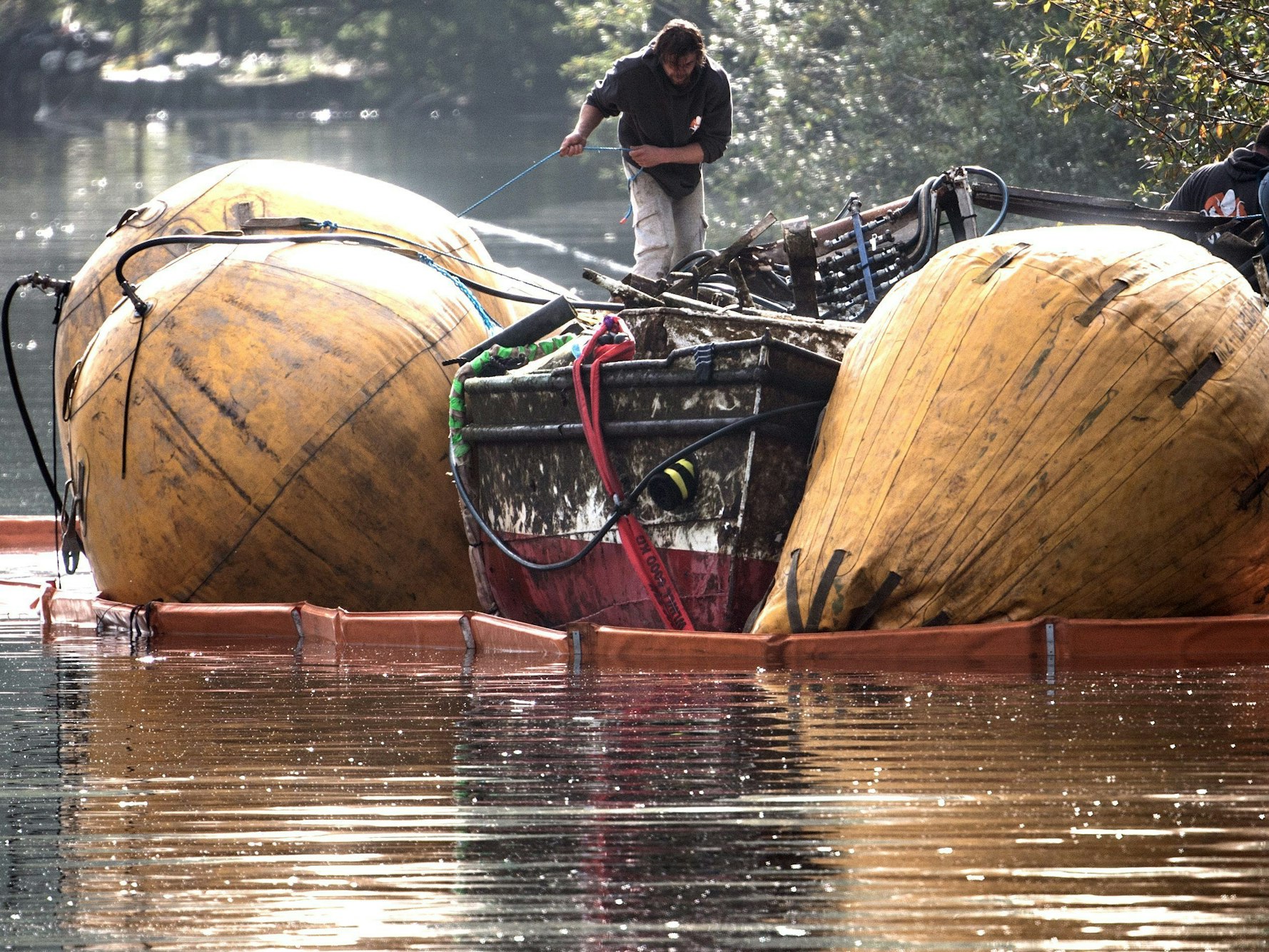 Mit Hebesäcken wird das gesunkene Fahrgastschiff „Moornixe“ an die Wasseroberfläche gehoben.