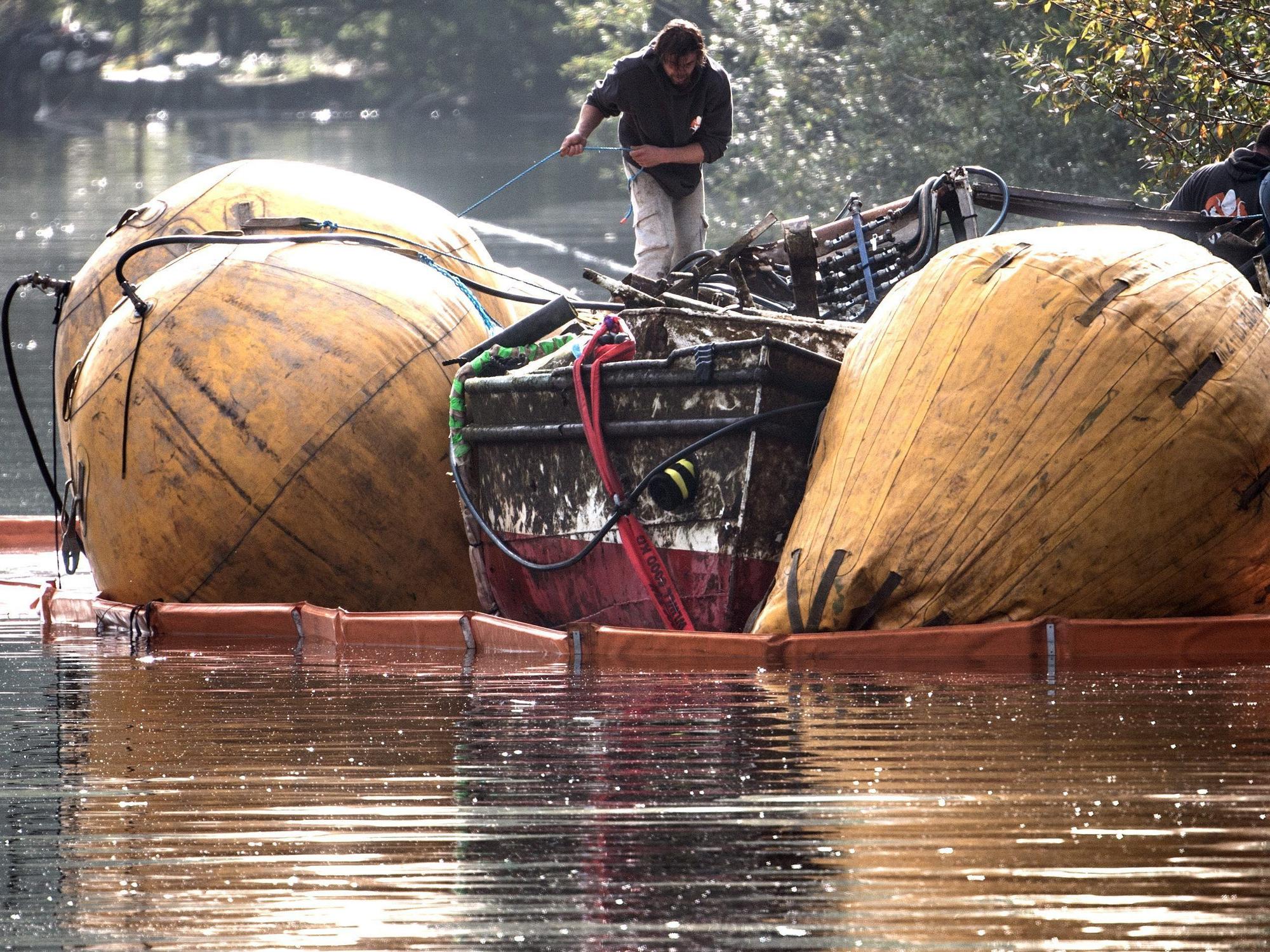 Mit Hebesäcken wird das gesunkene Fahrgastschiff „Moornixe“ an die Wasseroberfläche gehoben.