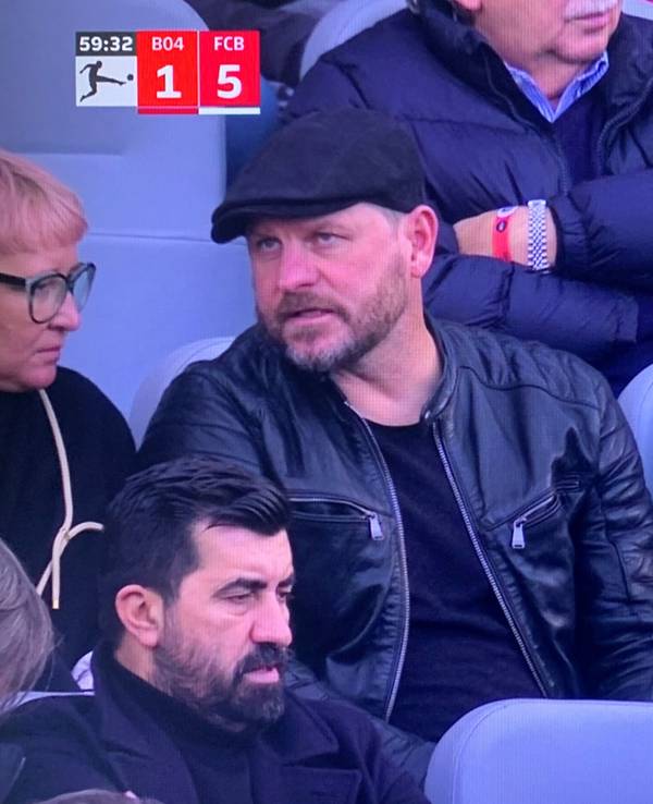 Steffen Baumgart und Christoph Daum gucken das Bundesliga-Spiel Bayer Leverkusen gegen Bayern München.