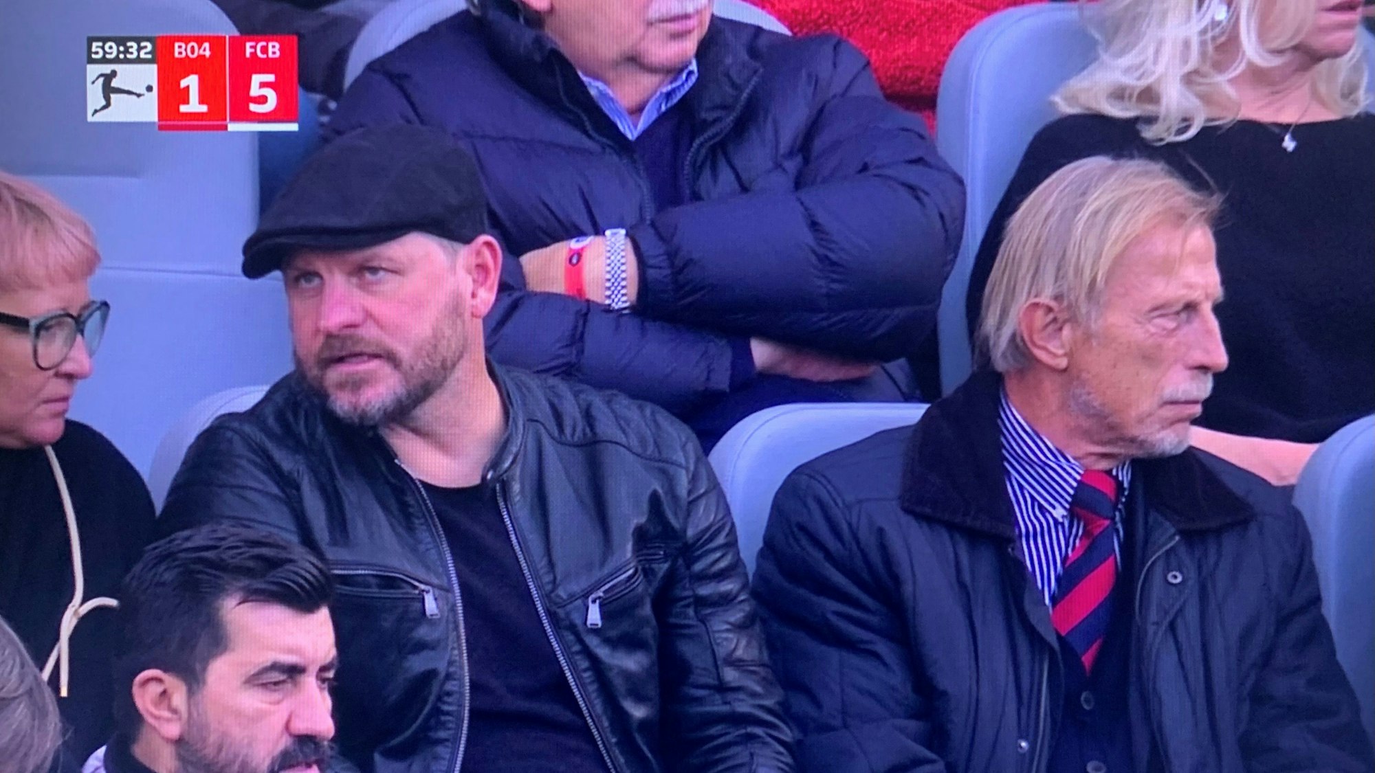 Steffen Baumgart und Christoph Daum verfolgen das Bundesliga-Spiel Bayer Leverkusen gegen Bayern München.