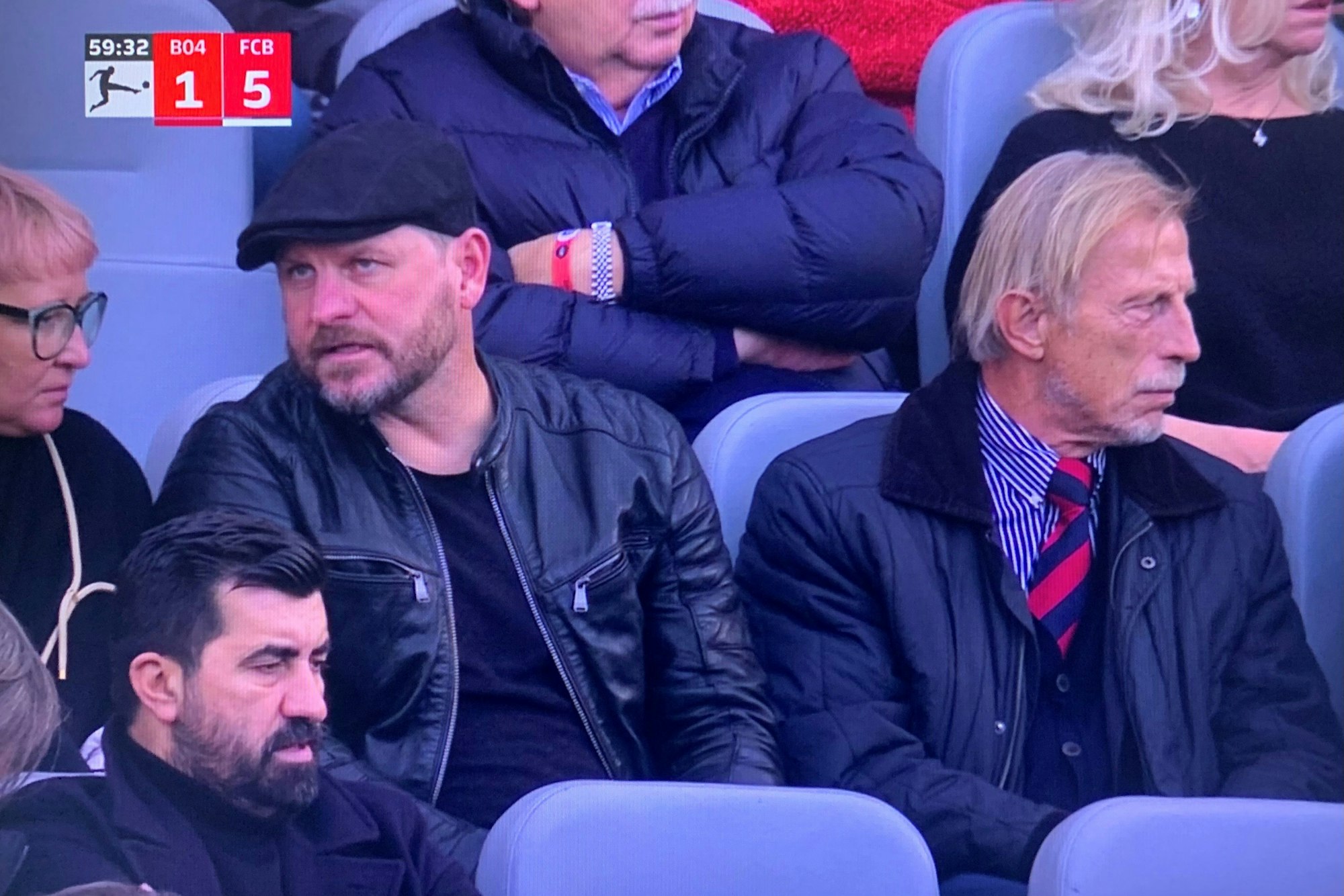 Steffen Baumgart und Christoph Daum gucken das Bundesliga-Spiel Bayer Leverkusen gegen Bayern München.