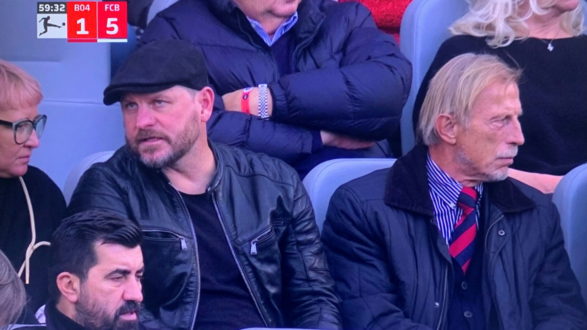 Steffen Baumgart und Christoph Daum gucken das Bundesliga-Spiel Bayer Leverkusen gegen Bayern München.