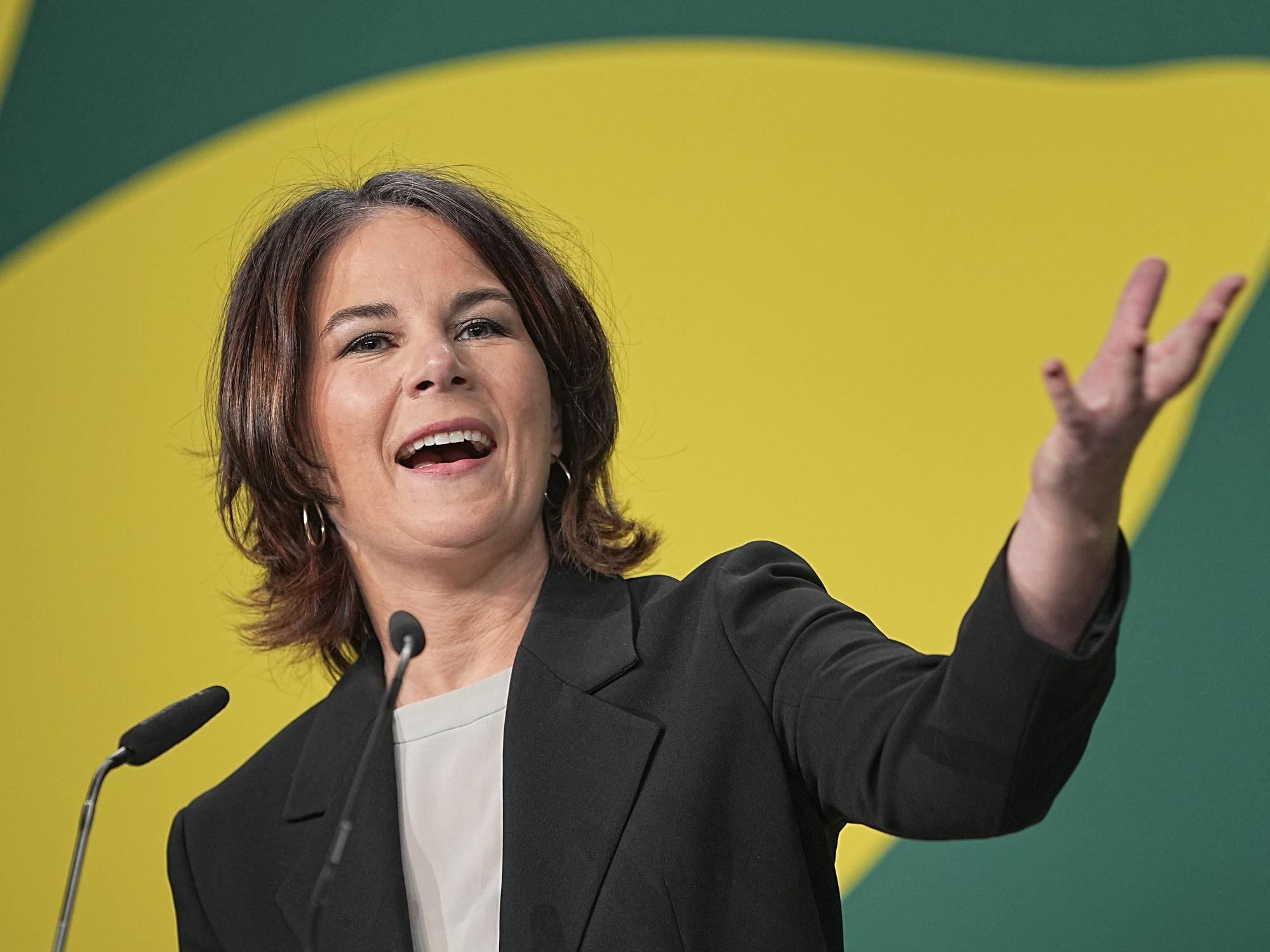 Annalena Baerbock, Bundesvorsitzende von Bündnis 90/Die Grünen, spricht beim Außerordentlichen Länderrat der Grünen zum Ergebnis der Sondierungsgespräche sowie zur Aufnahme von Koalitionsverhandlungen nach der Bundestagswahl. Foto: Michael Kappeler/dpa +++ dpa-Bildfunk +++