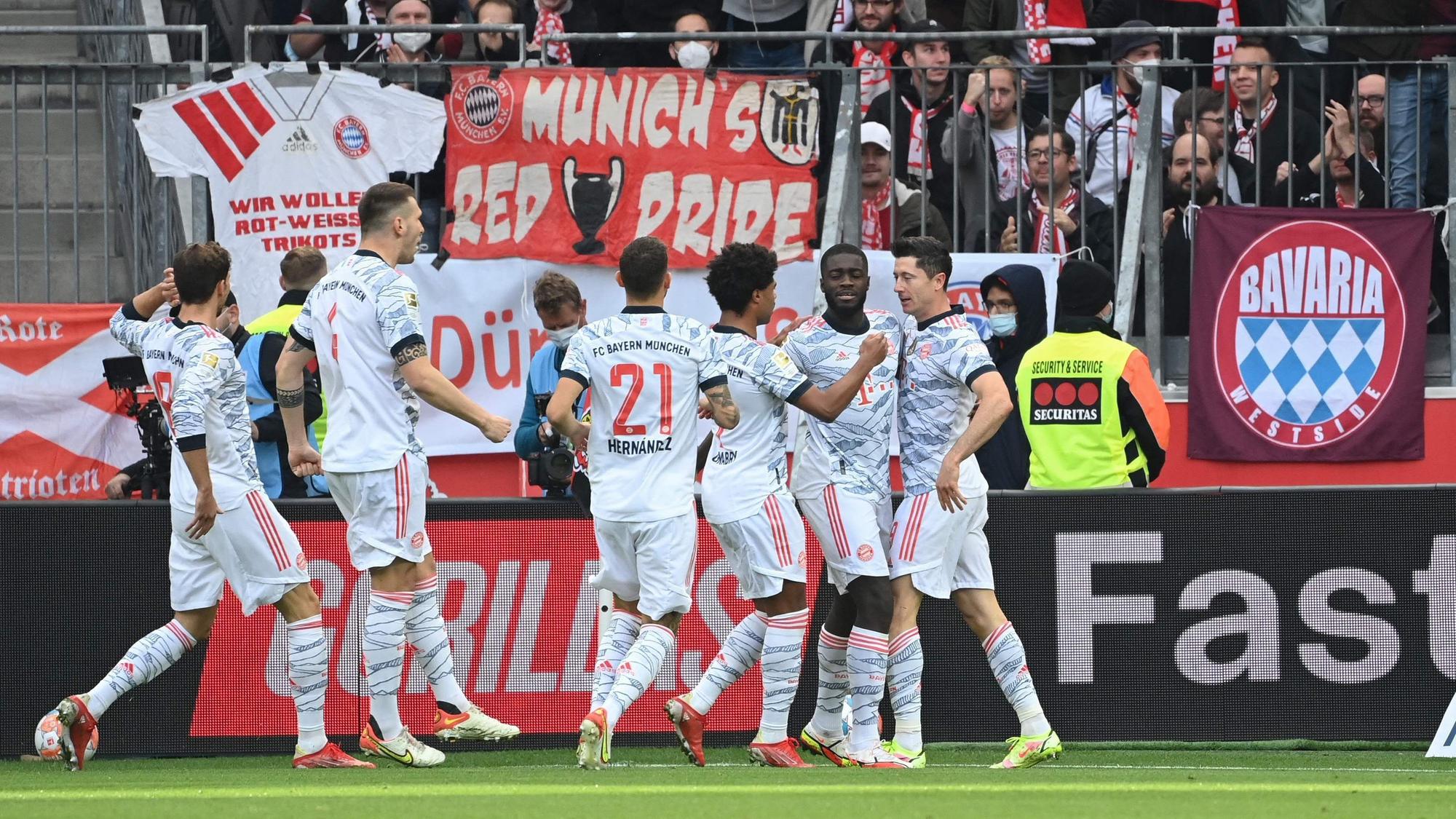 Die Spieler des FC Bayern München jubeln.