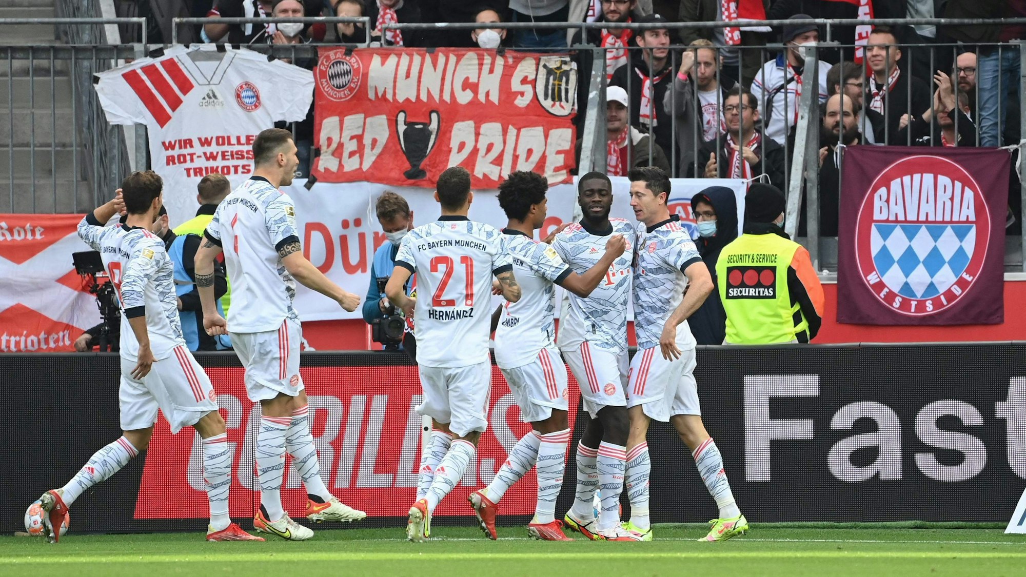 Die Spieler des FC Bayern München jubeln.
