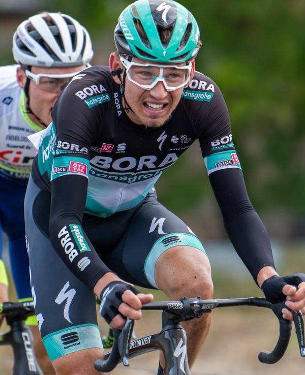 Lennard Kämna verzerrt angestrengt das Gesicht während des Eintages-Klassikers Lüttich-Bastogne-Lüttich.