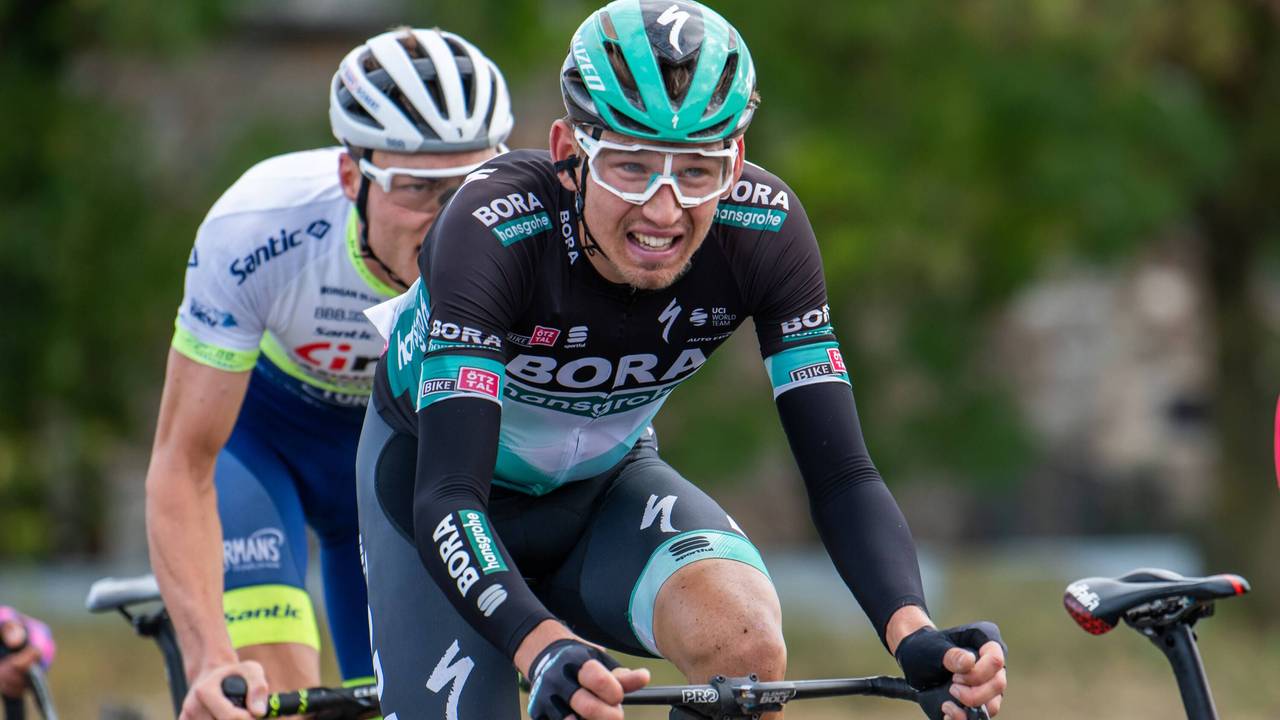 Lennard Kämna verzerrt angestrengt das Gesicht während des Eintages-Klassikers Lüttich-Bastogne-Lüttich.